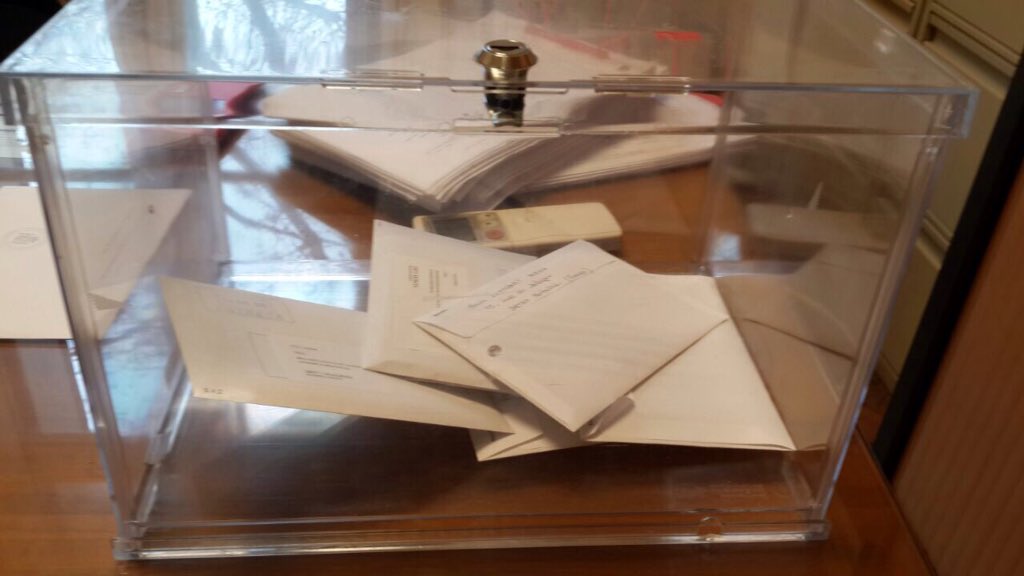 PodemosGB's tweet photo. Incidencias constatadas:urnas sin estos precintos de seguridad fueron usadas en algunos consulados. #VotarParaVolver https://t.co/sTiOuBCXOD