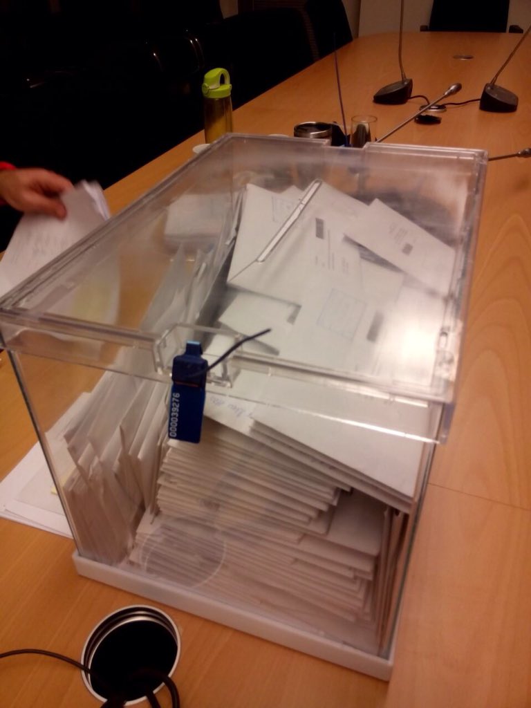 PodemosGB's tweet photo. Incidencias constatadas:urnas sin estos precintos de seguridad fueron usadas en algunos consulados. #VotarParaVolver https://t.co/sTiOuBCXOD