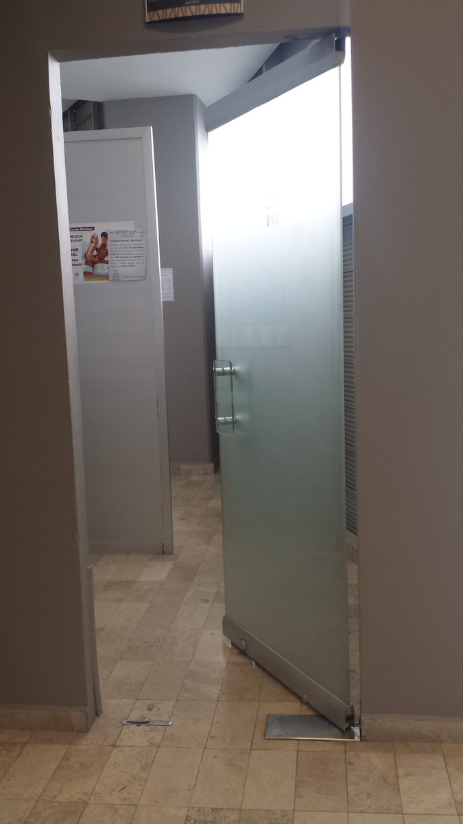 gio_tor's tweet photo. @SportiumClub. Ver para creer, la puerta de los vestidores caballeros sportium lomas verdes sin reparar #pésimo https://t.co/D8pmY11bVT