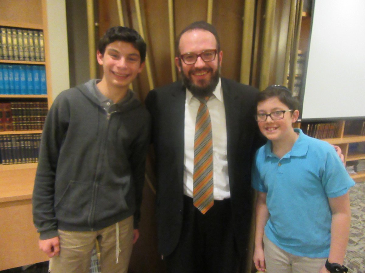 WeLoveYN's tweet photo. Students at a shiur given by Rabbi Chaim Marcus about Brachot and "Jewish History in a Flash" by Ronnie Halibard. https://t.co/eeOFH9EHYR