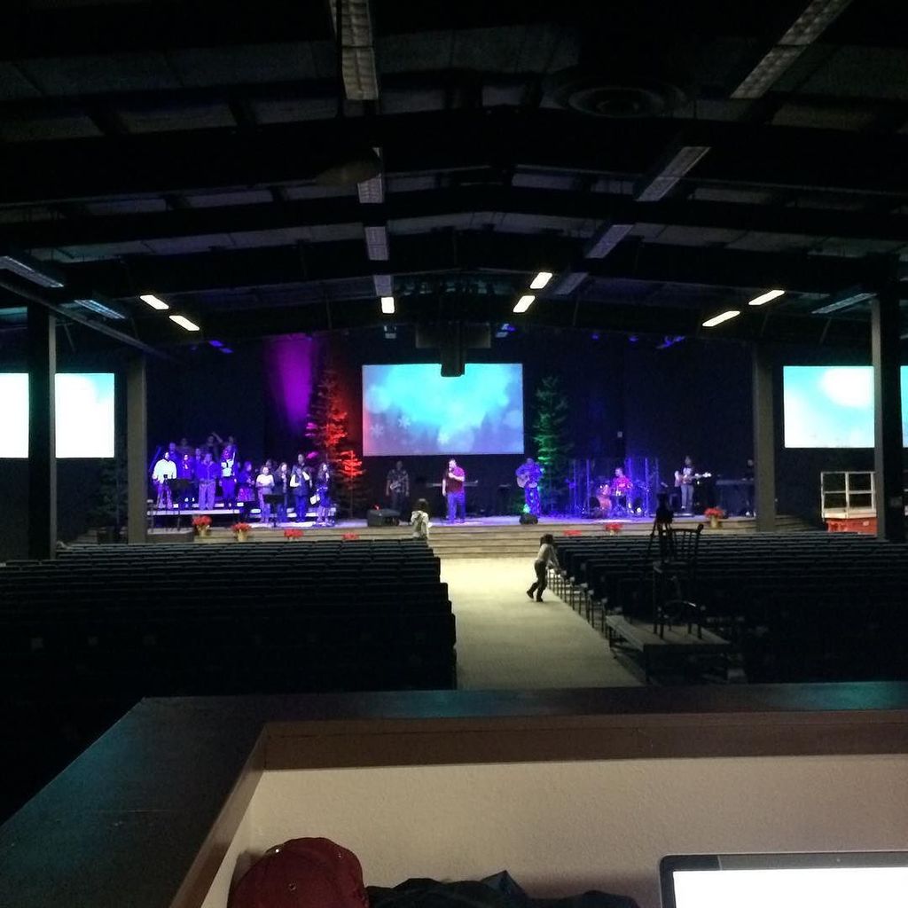 antonio_4346's tweet photo. #Rehearsal for #Christmas service at #ImpactoDeFe. #FOH #LiveSound #JBL #VRX #SoundEngineer https://t.co/qMhL4lj7l4 https://t.co/RmRL5iDJTx