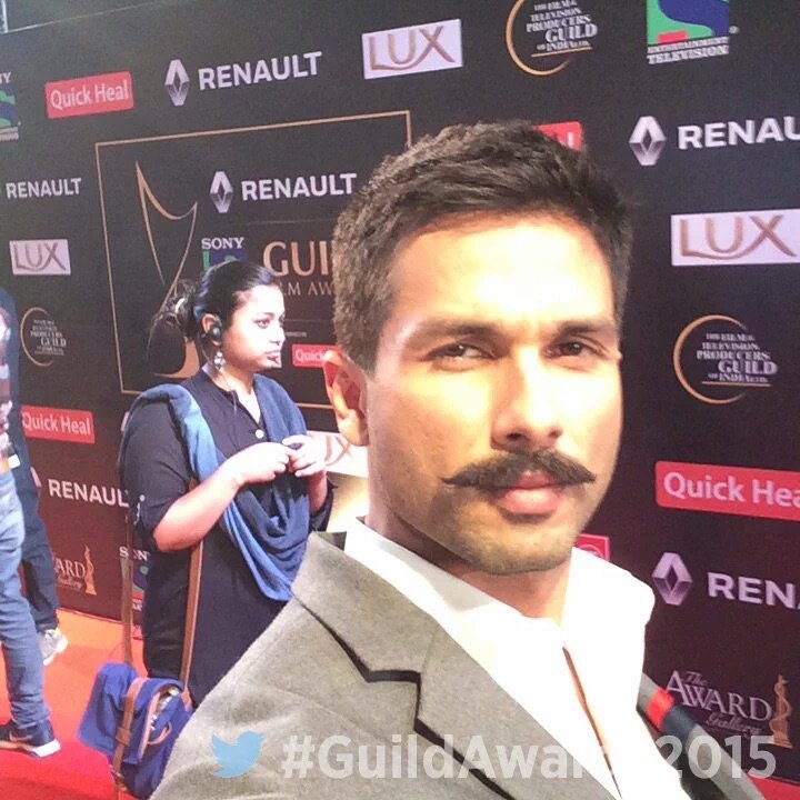 DrMahparaK's tweet photo. Star Guild Selfie @shahidkapoor #StarGuild https://t.co/nX1j11UZ9X