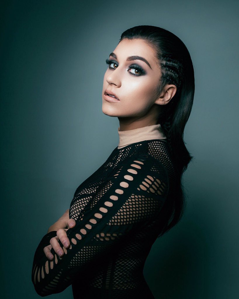 Parisa's tweet photo. Yo. Going to do a super quick follow spree!! Who wants one? RT if you do ✌🏼️ https://t.co/zTvHCIN655