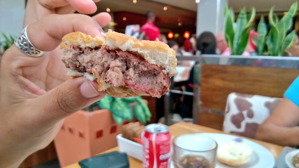 amandavdv's tweet photo. @SpurRestaurant do you really consider this pure beef? I will never have a spur burger again https://t.co/4mEPEdluce