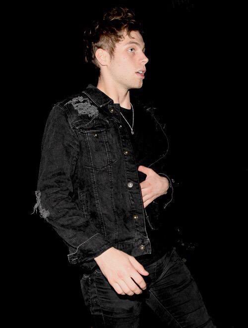 neonmoonlightx's tweet photo. #5SOSRejectsTMOT freshly shaven Luke is my utter weakness 😍😍😍😍 https://t.co/91B8YsBceJ