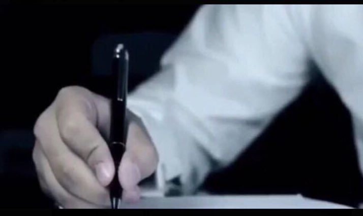 Ee8858's tweet photo. ولأنّي سهوًا أنساك ودهرًا أتذكّرك، وددتُ حقًا لو تأتي كل ذاكرةٍ بمفتاحٍ لها فأكونُ في حضرة ذكرياتك الآمر الناهي🍂. https://t.co/benIQGPFhj