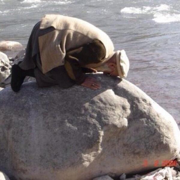 MohamadAlarefe's tweet photo. آآآه،
لحظات ساكنة،
يناجي ربه،
والله لتشهدن يداه ورجلاه،
ولتنطقن هذه الصخرة تشهد بهذه السجدة،
(يومئذٍ تُحدث أخبارها) https://t.co/jlD7KzK1Yk