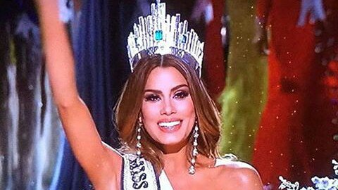 CueroFcox's tweet photo. mis Colombia no necesita corona ella brilla con luz propia @MissUniverse https://t.co/6VTZpIUjs4