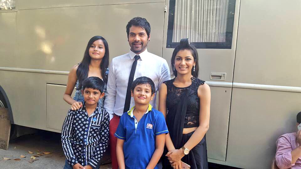 TeamShabirA's tweet photo. A click with adorable kidsπ #shabirahluwalia #sritijha
#fresh #fromsets #kumkumbhagya #RaBul #reception #outfits https://t.co/YC51CKFN4z
