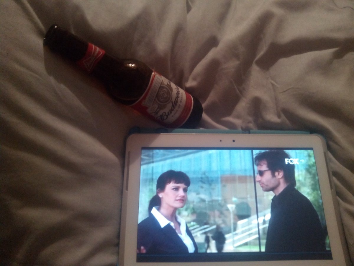 Pau11_Lopez's tweet photo. American combo per passar l'última tarda de l'any a UK #bestserialever https://t.co/KzzwBv3Jaf