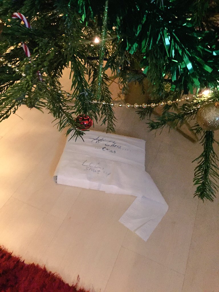 oxygentimebomb's tweet photo. Got flat mate a present, wrapped it in toilet roll #onlythebestnothingless https://t.co/8ss4B9SVTF