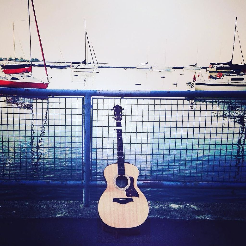 @dknoll93 : instagram.com/p/_mvKuBKpTb/ | Bae Chillin by da lake @taylorgtrjunkie @taylorguitars #taylorguitar #taylor…