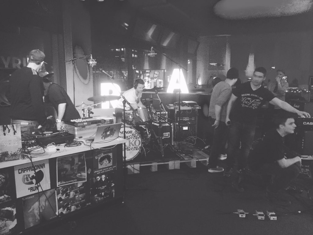 JOIZTV's tweet photo. .@brandhaerd macht sich schon mal parat für den Gig auf https://t.co/o9mthGyQov #LyrixSession #Swisscom https://t.co/9NExxJB7sG