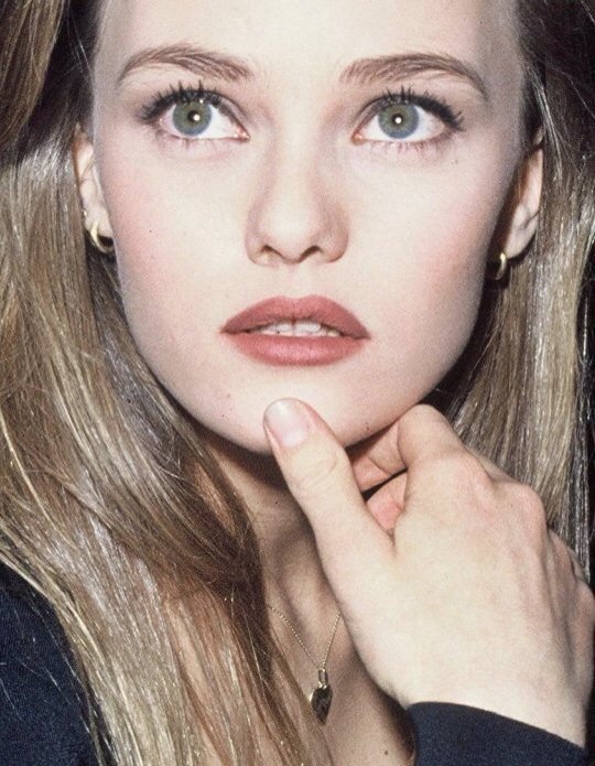 Happy birthday too to singer-actress, Vanessa Paradis.... 