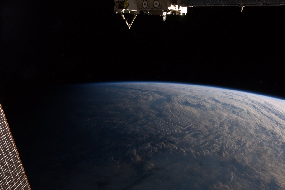 astro_timpeake's tweet image. Watching the Earth slip into the shadow of night is truly mesmerizing! #Principia flic.kr/p/BYXxSw