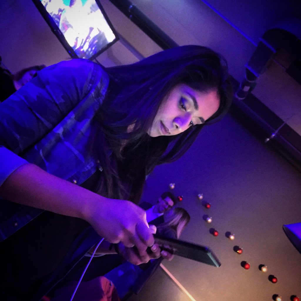JOIZTV's tweet photo. Dieser schöne Mensch wartet auf dich im Chat auf https://t.co/o9mthGQrN5 - @TamaVakeesan 💕 #lyrixsession #swisscom https://t.co/geHCF5nyLx
