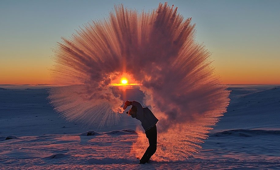 IkigaiJ68's tweet photo. Esto es lo que sucede cuando desparramas una taza de Te a -40 grados, en el circulo polar Artico.Foto Michael Davies https://t.co/jPr6gGivhB