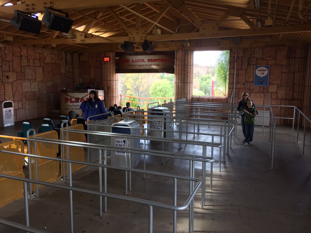mattdoell's tweet photo. Zero wait time at the amusement park today! #sixflags #letspuke https://t.co/CRya8M9nH9