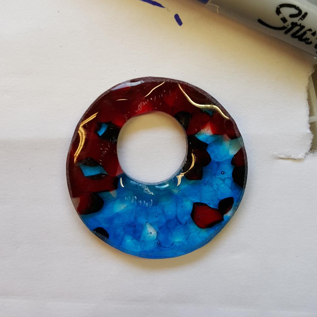 hcowart's tweet image. Playing with coarse  frit. 

#glass #coldworking #process  #bullseyeglass #jewelry