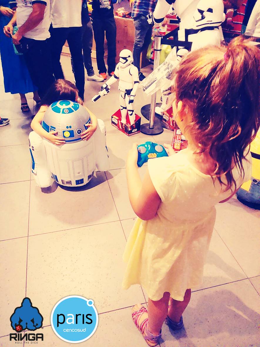 RingaLatam's tweet photo. ¡Si todos aman a #R2D2! <3 ¡Encuéntralo sólo en @tiendas_paris ! #starwars #TheForceAwakens https://t.co/9cKJbtRdGg