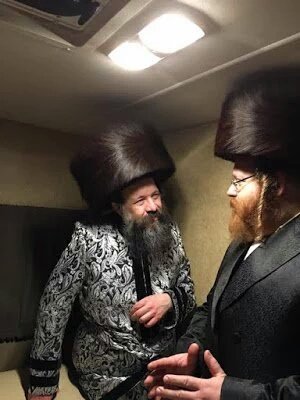 Bobov45Updates's tweet photo. Rabeine Shlita Talking To Askunim While Sitting On The Table Before Coming In To The Big Chasunah. #Bobov-45 https://t.co/cqlWhzzGrv