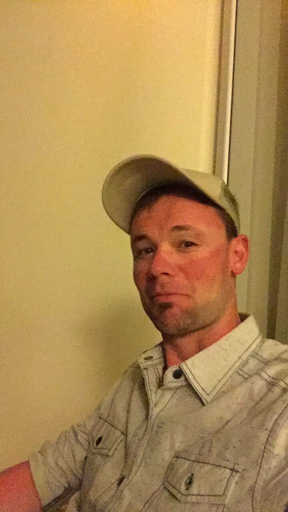 Allisonfarms's tweet image. Sunglasses tan after first day in Mexico #whiteguyproblems