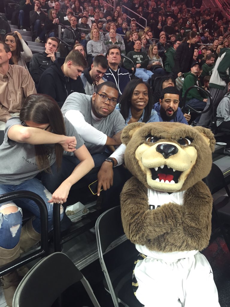 DPfeff32's tweet photo. @goldengrizzlies #wearthebear https://t.co/XtX0U4Cn69