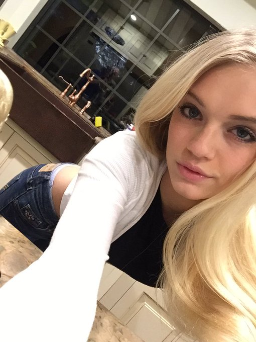 Selfies on Set hmmm let's goo ? https://t.co/q98xNpHOhW