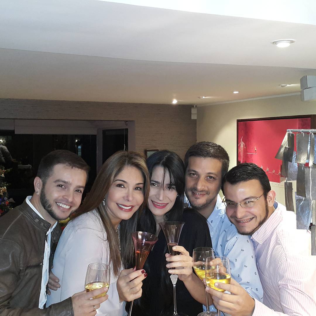 Daniilaa_Ferrer's tweet photo. @Gibelli_Viviana Celebrando Su 50 añitos 🎉 😂 #Teamgibelli https://t.co/JuGfCWmQw9