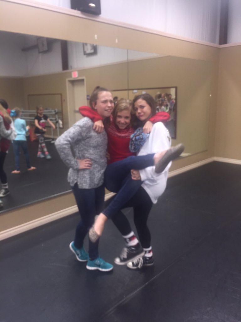 acheemadison's tweet photo. JDC Christmas party was a blast with these girlss❤️☃ #lilsis #Kendyll #Rylie https://t.co/czOjQDBjhn