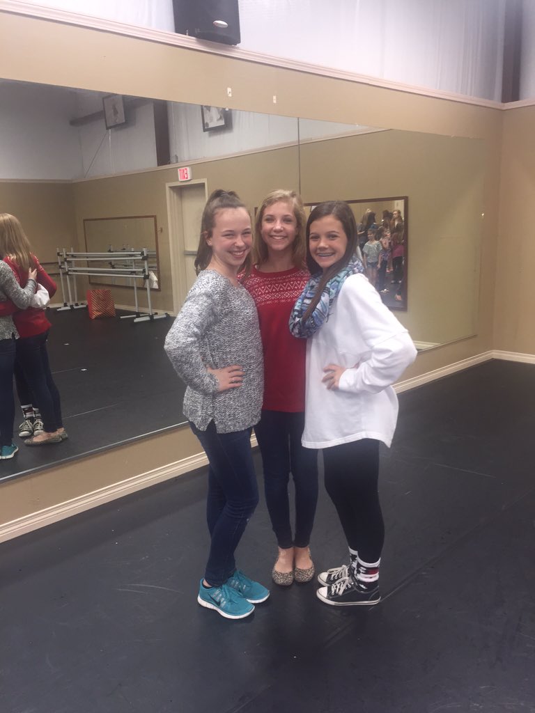 acheemadison's tweet photo. JDC Christmas party was a blast with these girlss❤️☃ #lilsis #Kendyll #Rylie https://t.co/czOjQDBjhn