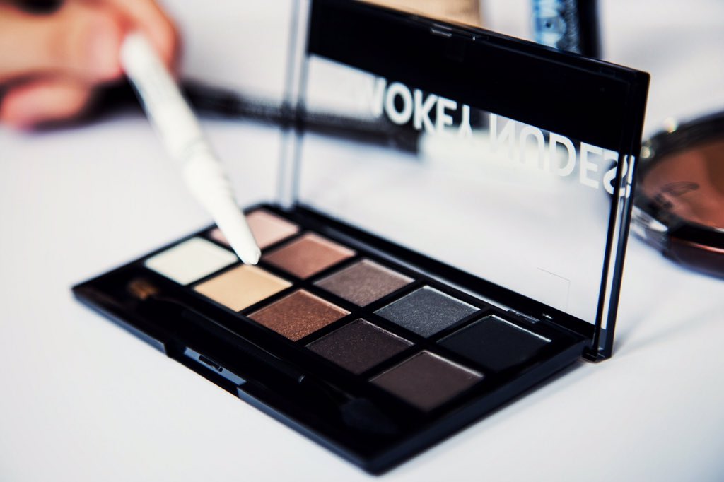 AnnabelleTweets's tweet photo. Metallic hues and #smokeynudes shades to match your every mood. Show us your look with #ABColourPower! https://t.co/TFE1c5mppY