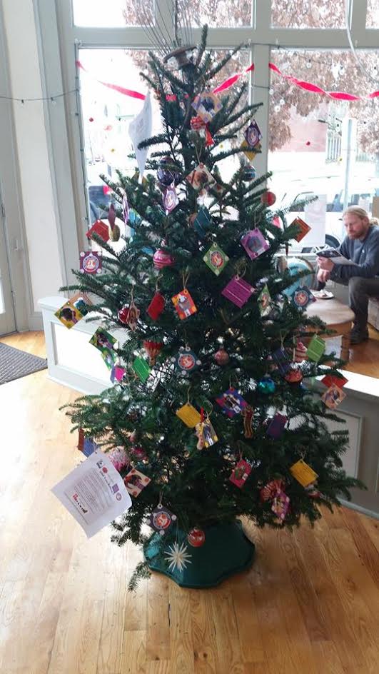 StrayRescue's tweet photo. Shout out to the companies doing #presentsforpaws! Theyre collecting donations & set up a tree! #thankyouforthelove https://t.co/cjSwcnz9J3