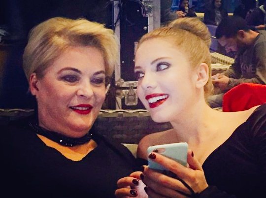 1998sedeff's tweet photo. Eda &amp; Nurseli Idiz setteleer!😍😘😘 #iliskidurumukarısık Elif Güvener ve Mediha!😉💖💖💖 çook güzeelsiiin!! @edaeceu 💋💙💜💚 https://t.co/os7kbs8iqv