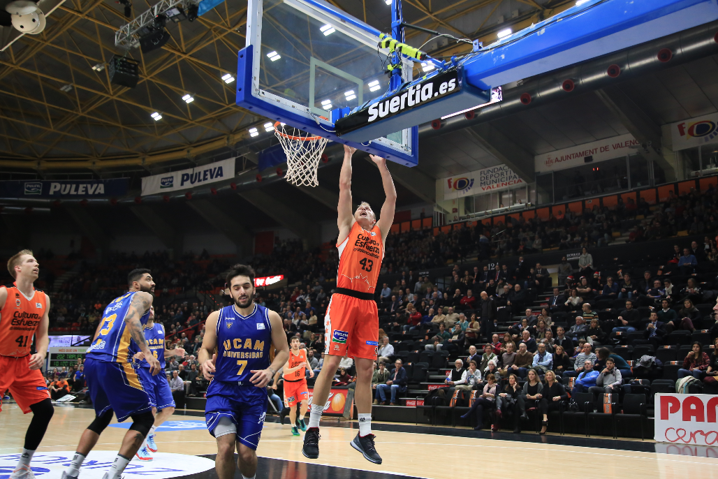 TTaronja's tweet photo. VBC-UCAM Múrcia: VBC trau la #22de22 a base de parcials (65-54) https://t.co/ZiXSo1in6q https://t.co/LT60NKeGn3