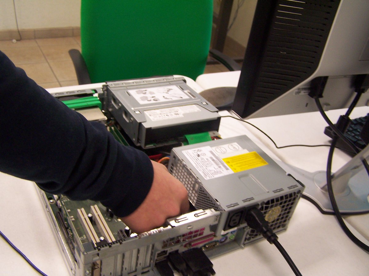 AnathalieTM's tweet photo. Même pas peur de tout défaire et remonter les ordinateurs!
La pratique avant tout!
#AdoStageTech https://t.co/C2hhnhpgsW