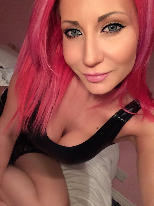 Live on and off my cams tonight X 😈 #itschristmas ❤️ https://t.co/l8gSPntAyf<a href="/tag/itschristmas"class="tags">#itschristmas</a>