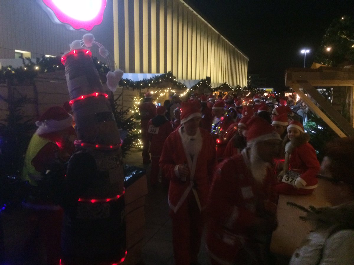 KerstmanHeerlen's tweet photo. #SantaRun familiefeest op #Kerstmarkt #Heerlen https://t.co/7EnInui9Tq