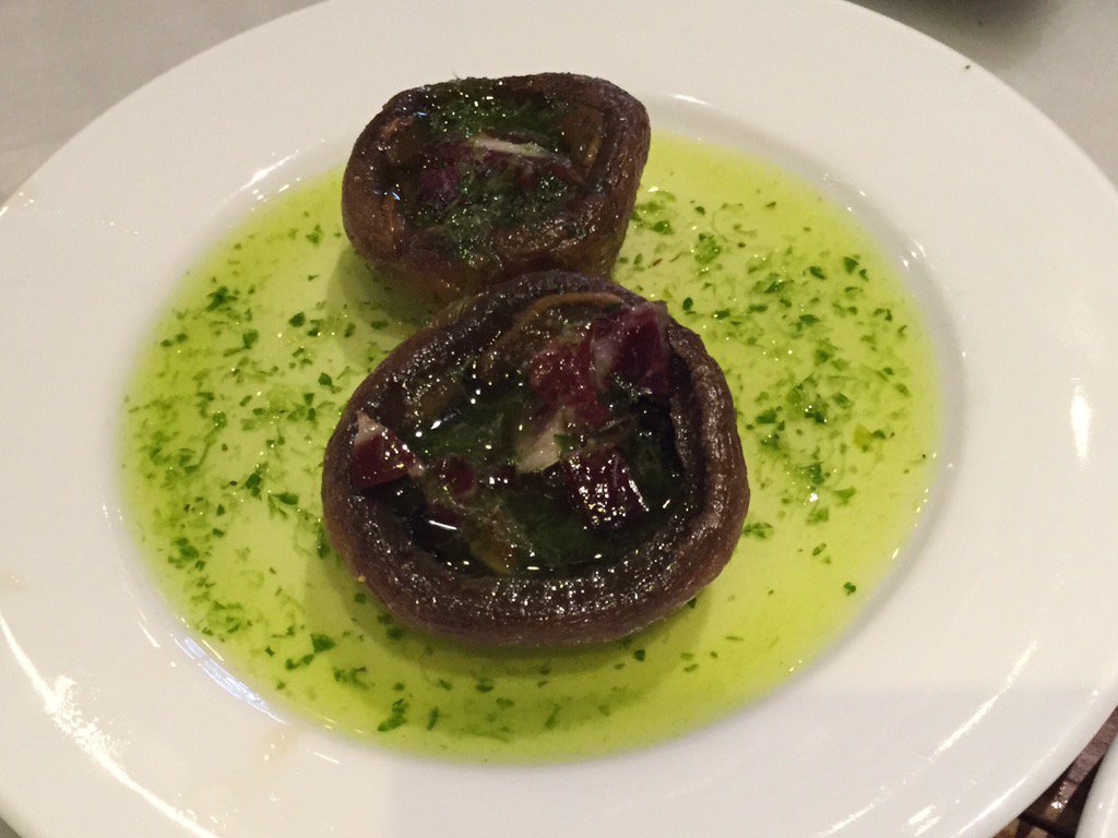 These mushrooms with #parsley #oliveoil sauce simply divine <a href="/WeLoveTapasTour/">We Love Tapas</a> <a href="/SevillaTapas/">Shawn Hennessey ☀️🍷</a>