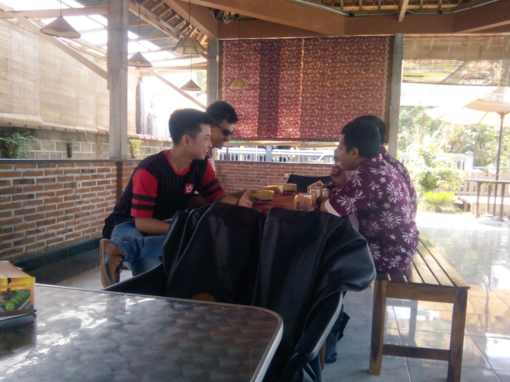 Selamat pagiii .
.
.
Ini sedang berbincang dengan teman2 dari SLB Bhayangkari