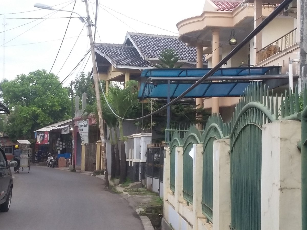 Pak <a href="/pln_123/">PT PLN (Persero)</a> kabel pln di jalan pekayon pasar rebo 13710 sangat turun kebawah, dikhawtirkan terkena orang..terims