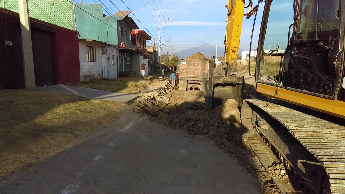 Berinolo's tweet photo. #trenTuristico calle diag.fcarril sin acceso a casas rompen drenaje vecinos arreglan #Cholula @JoseJuanEsp https://t.co/YsynYkhGXD