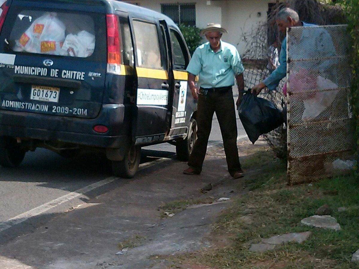 Como anda alcaldia d @RTChitre recojiendo basura.Dond stan los fondos d aumento de impuestos?? <a href="/DenunciaChitre/">Denuncia Chitré</a>