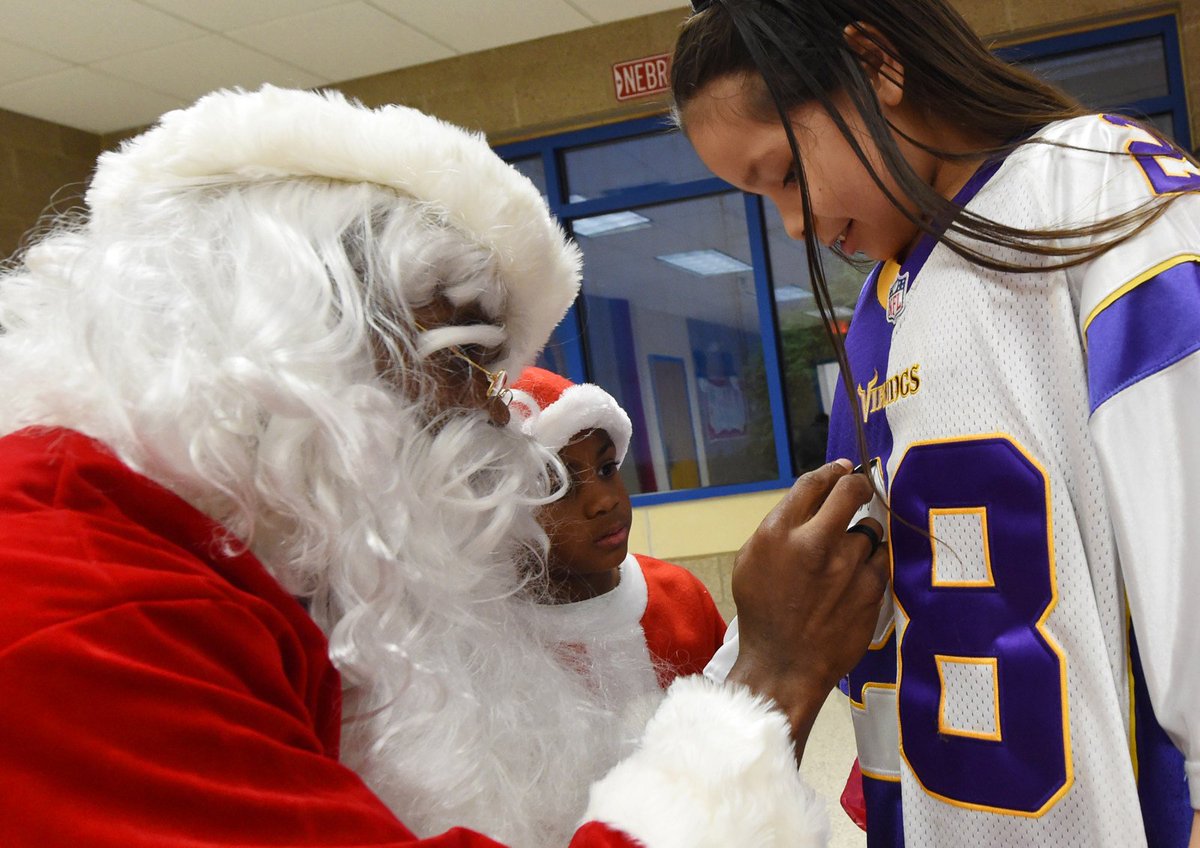 PiPressPhotos's tweet photo. #AllDay #AdrianPeterson dresses up as #Santa to deliver presents 

https://t.co/D9Dc7Ar7nX https://t.co/yhD1gNB0hX