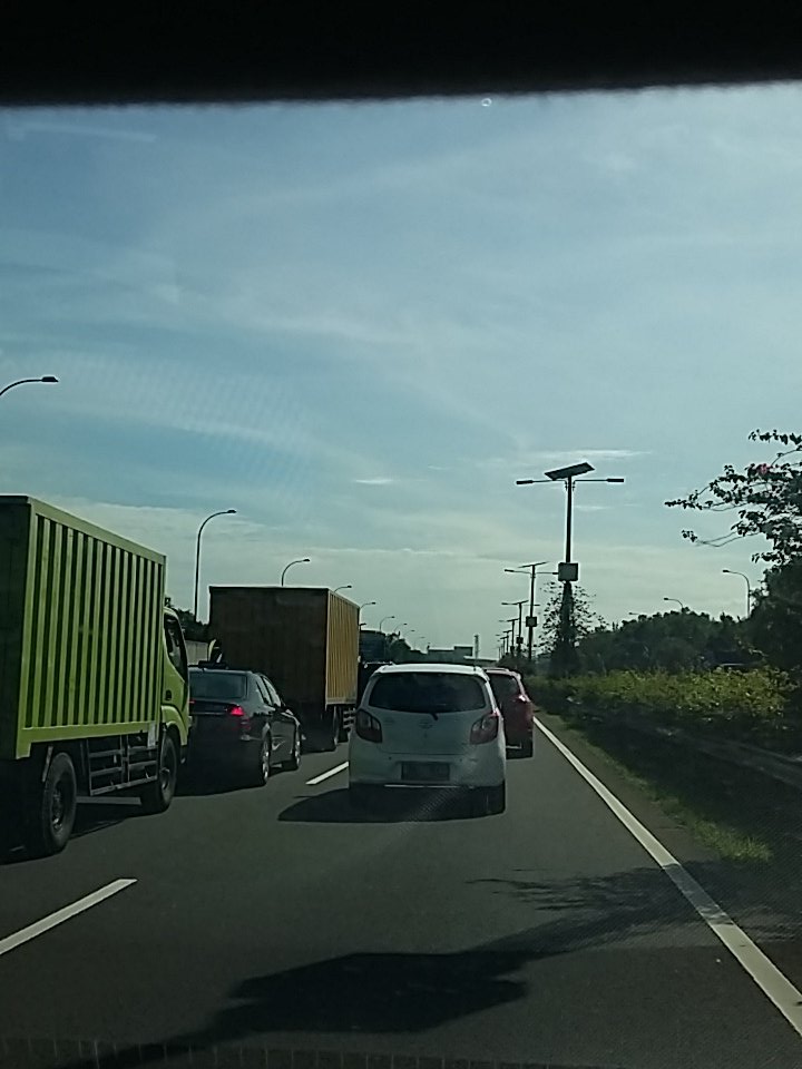 YKCindonesia's tweet photo. jalan tol dari bandara menuju gerbang tol kapuk terpantau ramai lancar https://t.co/D426cKA1qR