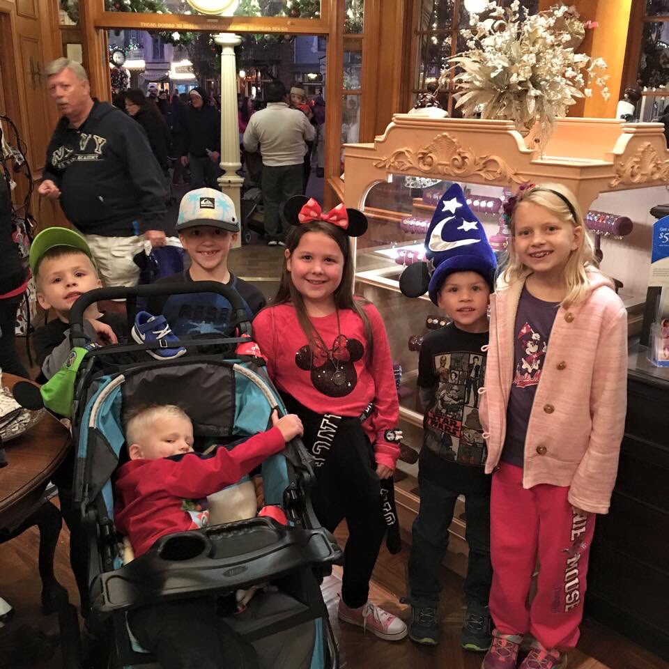 FamilyFunPack3's tweet photo. Picture with fans https://t.co/3iFgSlJvLb