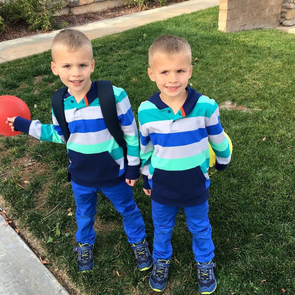 FamilyFunPack3's tweet photo. Cute twins https://t.co/oZmzQmjE9M
