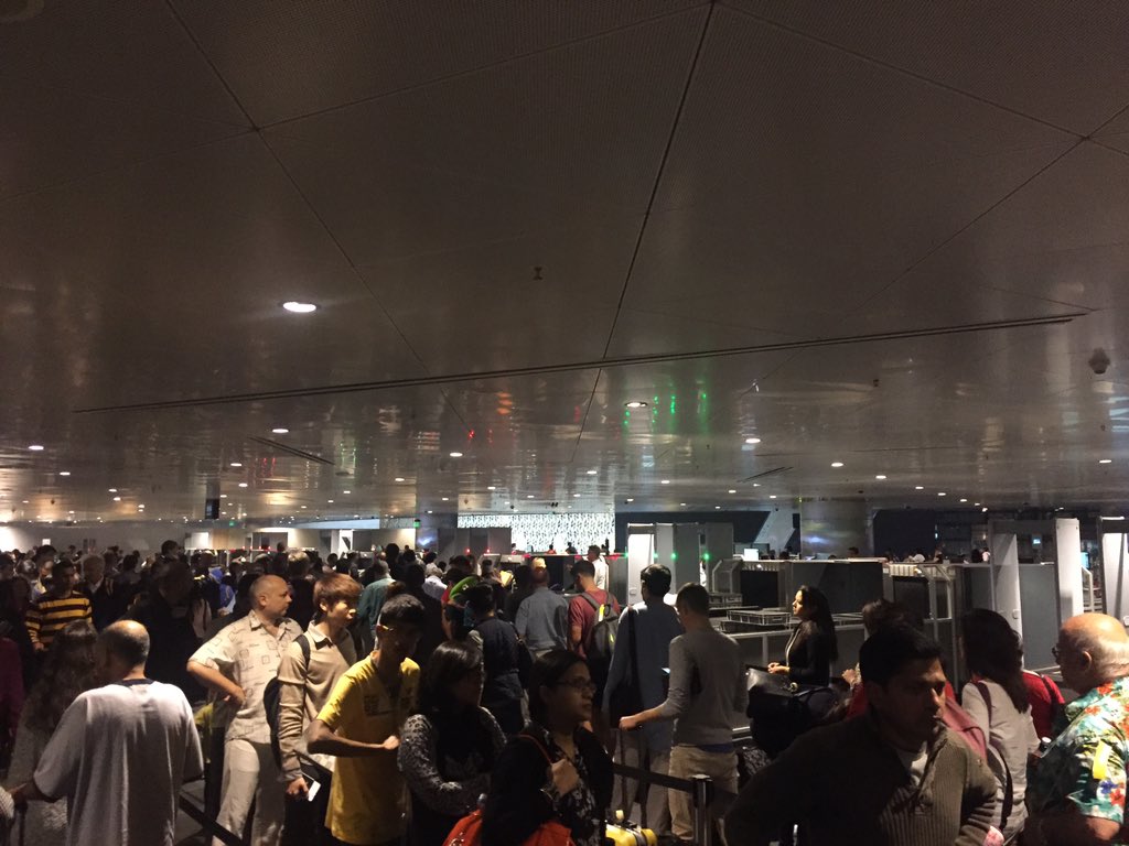 MartinHampson's tweet photo. Transfer security @DohaAirport only 5 out of 20 gates working; not enough https://t.co/RQU5NgFVA8