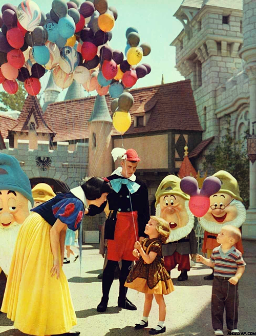 HistoryInPics's tweet photo. Disneyland, 1961. https://t.co/ammyZnOXt8