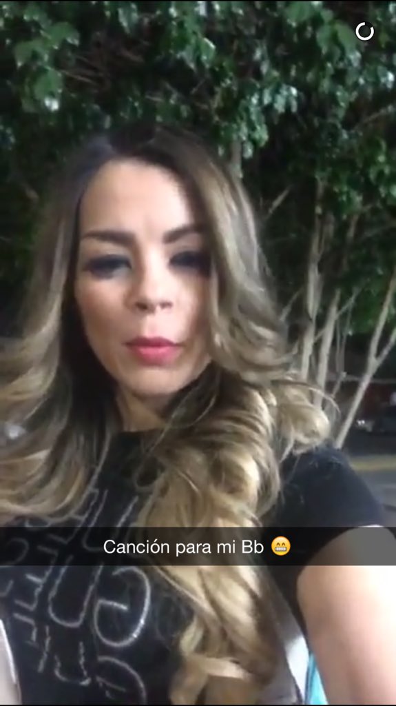 gabysnapchat's tweet photo. @gabyramiirezz cantandole a @ArelyTellez #arby 😻 // via snapchat https://t.co/ORsDZ5Ah0t
